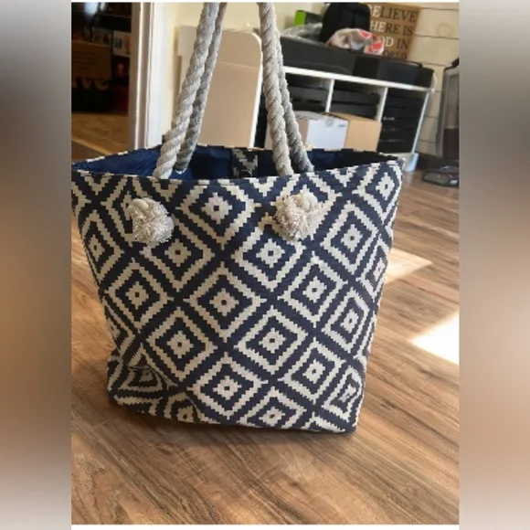 ⭐️SOLD⭐️NWOT Summer & Rose Tote Bag with button closure - Picture 1 of 7